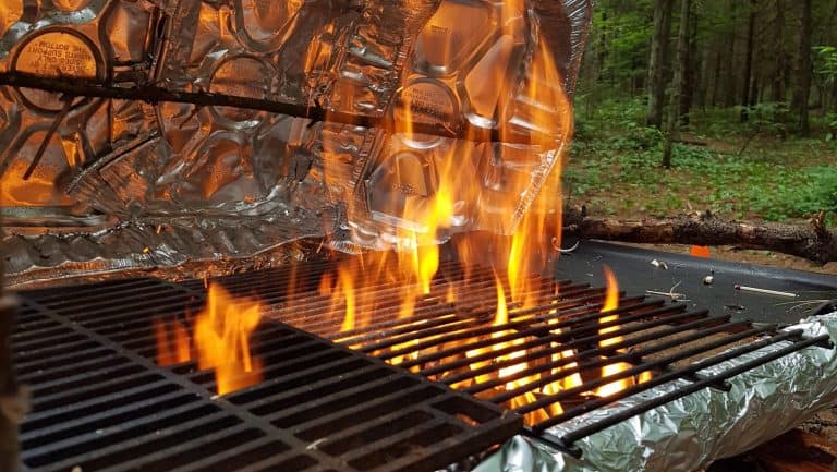 La table à feu, incontournable moyen de cuisson scout