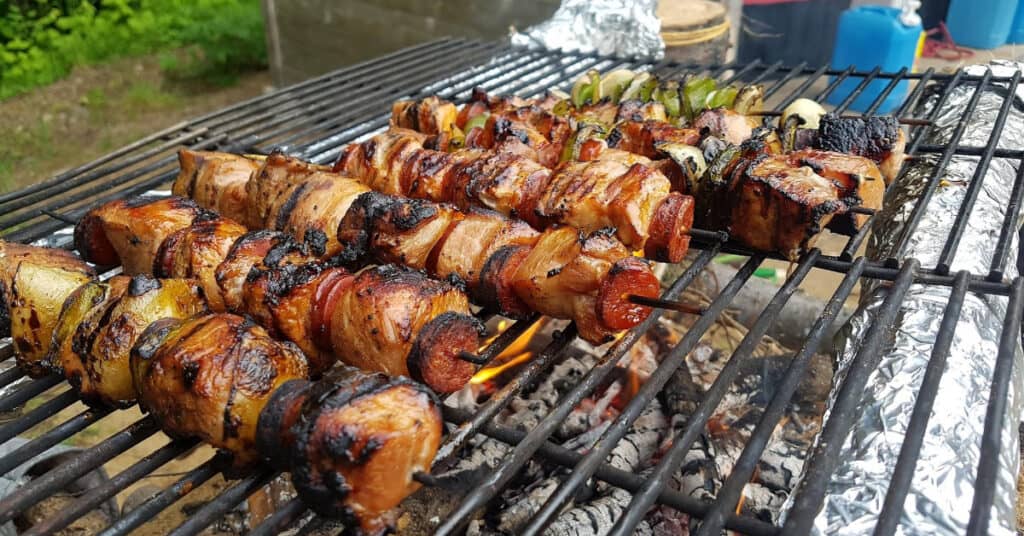 Recette de brochettes de viande spécial table à feu