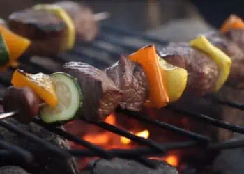 Brochettes de bœuf grillées et légumes au feu