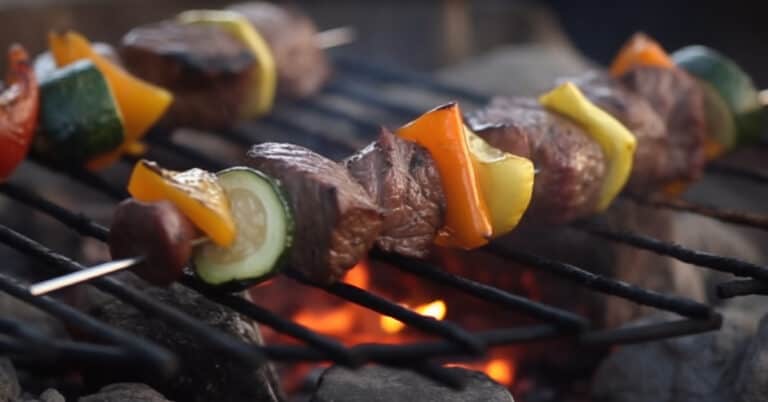 Brochettes de bœuf grillées et légumes au feu