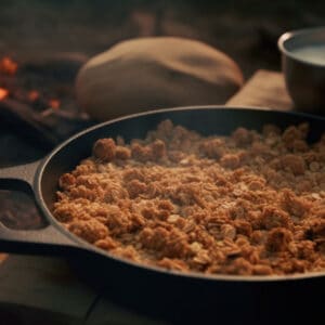 Croustade déjeuner aux pommes sur feu de camp