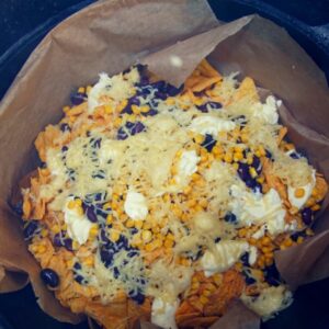 Nachos de camping sur le feu