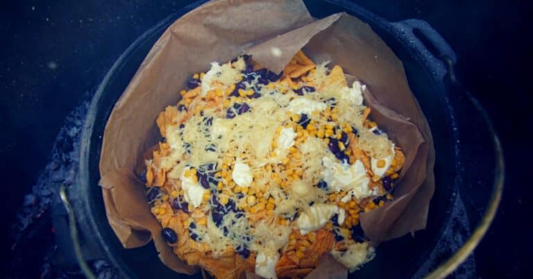 Nachos de camping sur le feu