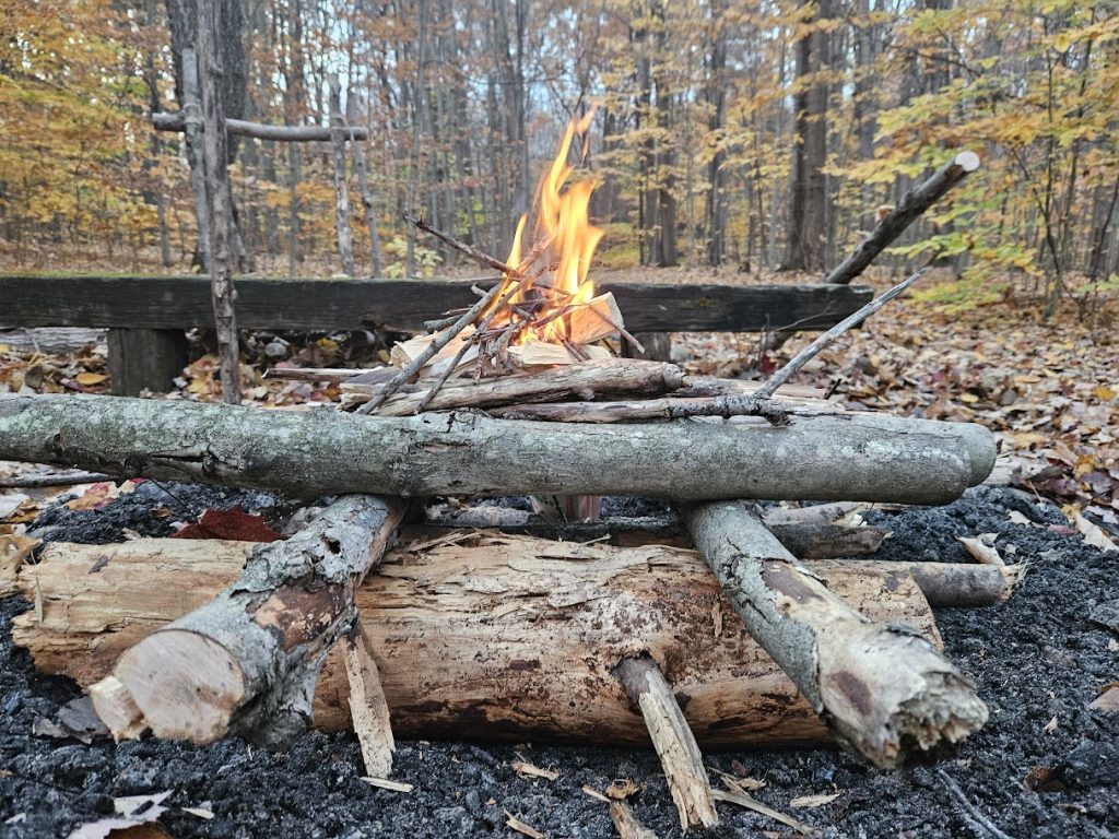 commencer un feu de camp petit