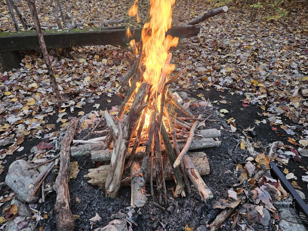 faire grandir le feu de camp